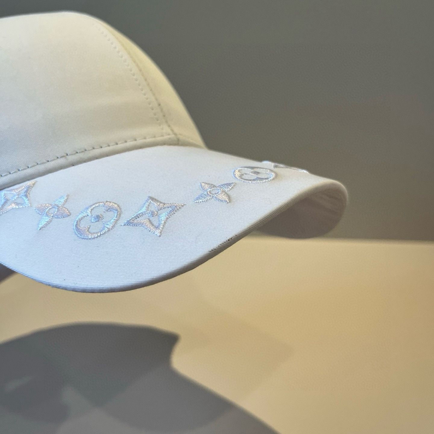 High quality and fashionable baseball cap new 3 pcs add : 18859952090 if you need size guide