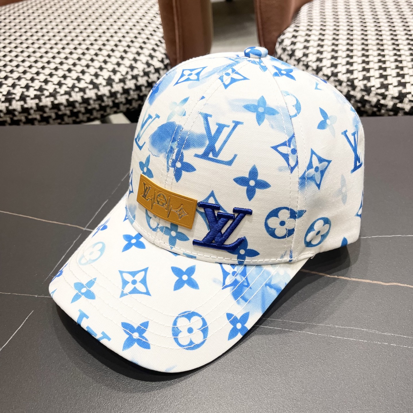 High quality and fashionable baseball cap new 4 pcs add : 18859952090 if you need size guide