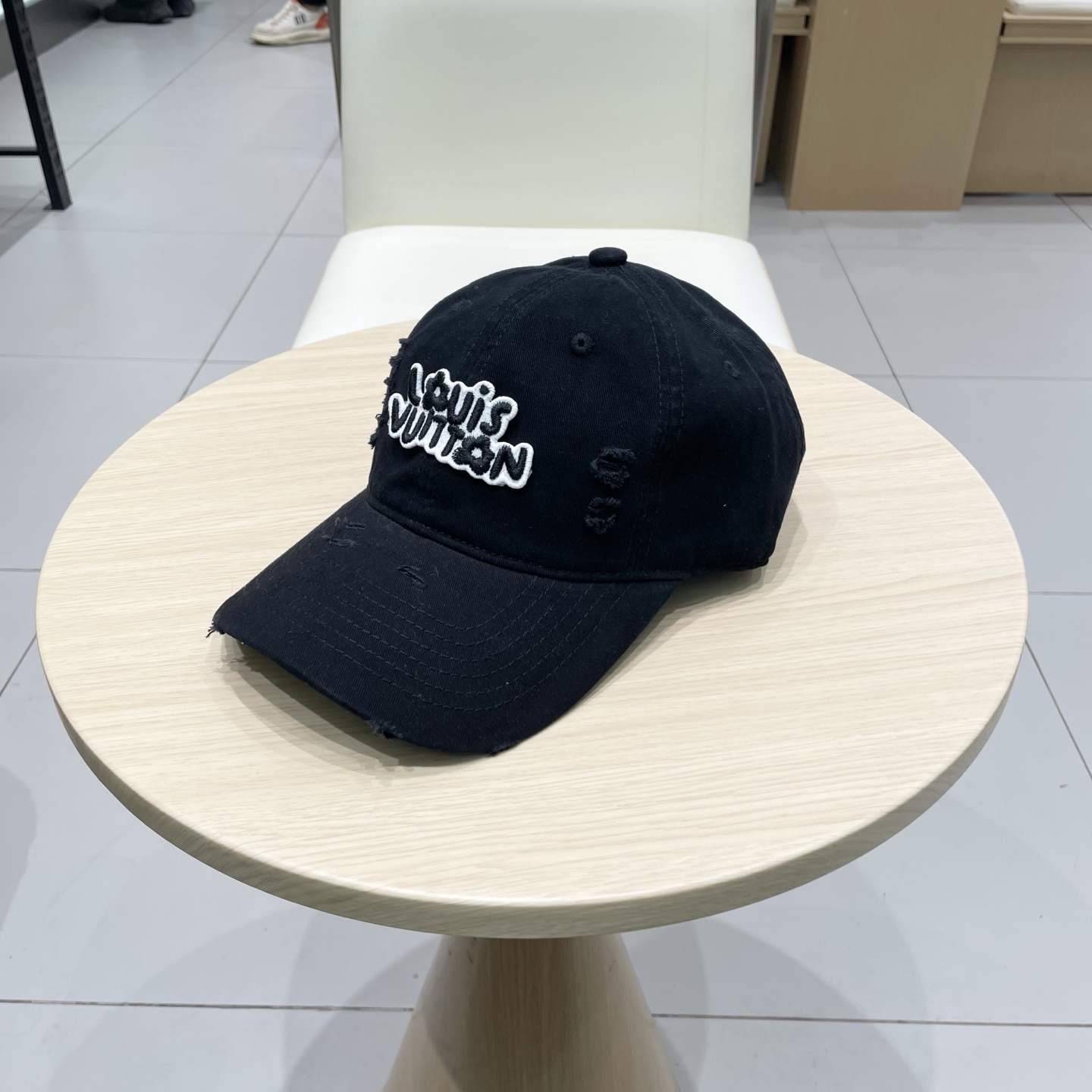 High quality and fashionable baseball cap new 4 pcs add : 18859952090 if you need size guide