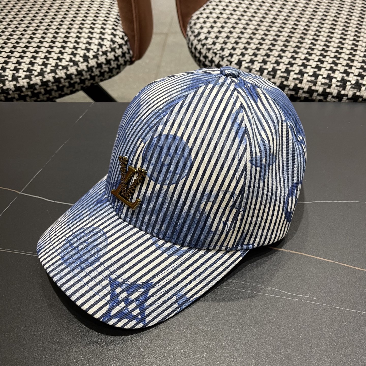 High quality and fashionable baseball cap new 5 pcs add : 18859952090 if you need size guide