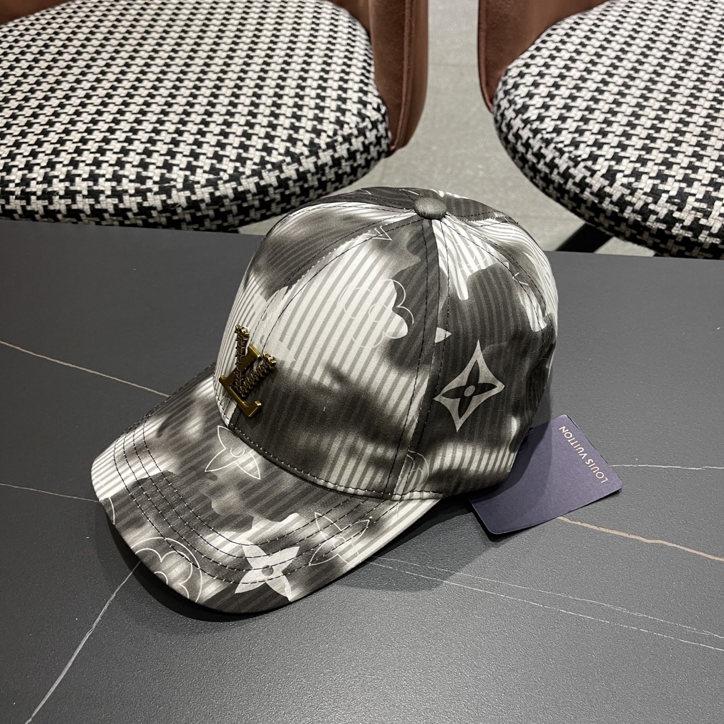 High quality and fashionable baseball cap new 5 pcs add : 18859952090 if you need size guide