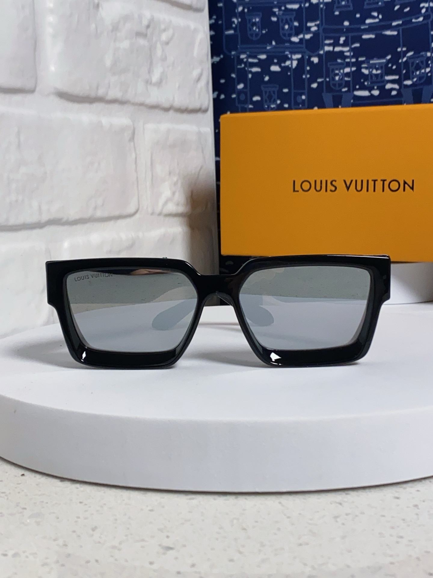 High quality temperament sunscreen sunglasses 3 pcs add : 18030258501 if you need size guide