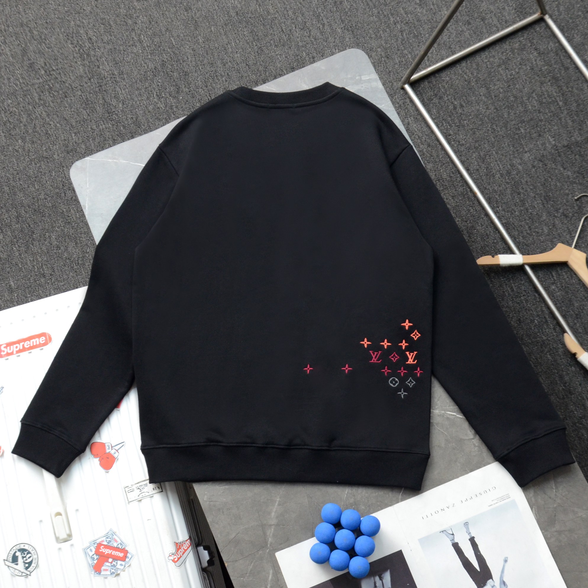 High quality fashion embroidered graffiti hoodie 1 pls add : 18859952090 if you need size guide