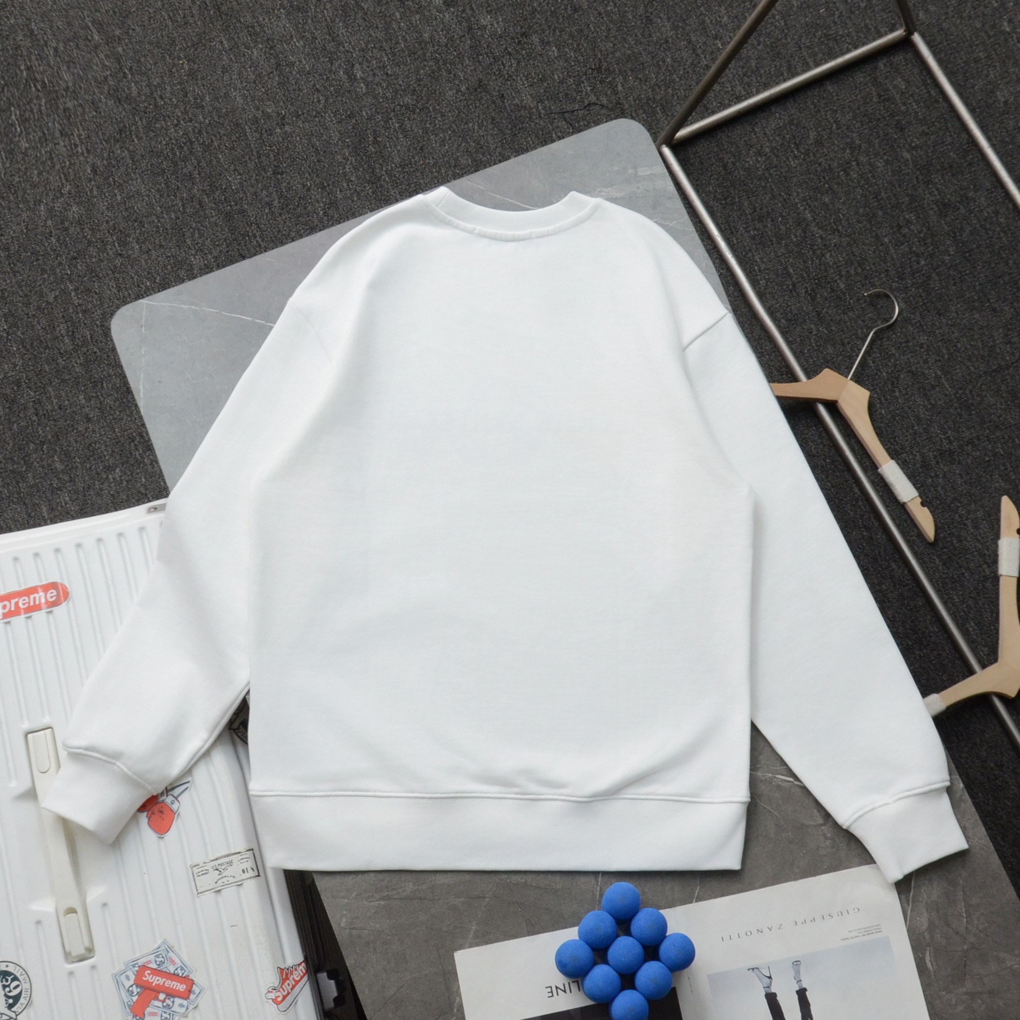 High quality fashion embroidered graffiti hoodie 1 pls add : 18859952090 if you need size guide