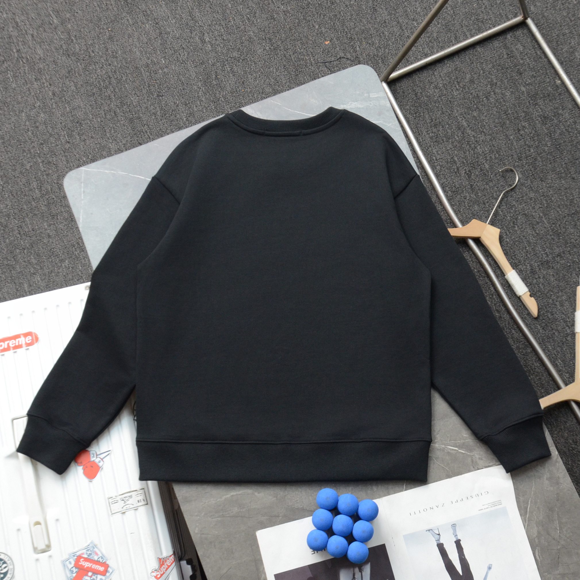 High quality fashion embroidered graffiti hoodie 1 pls add : 18859952090 if you need size guide