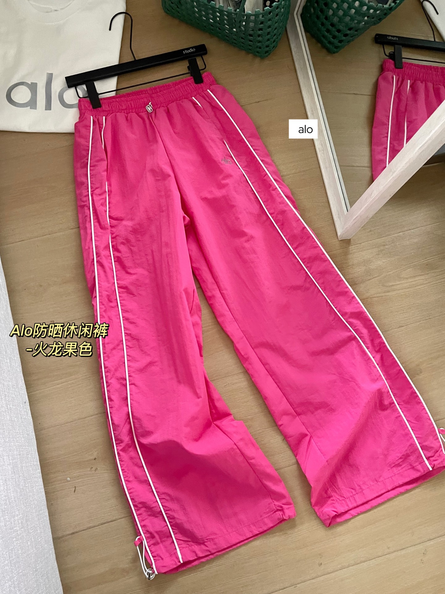 High quality casual sports pants, please add : 18859952090 if you need size guidance
