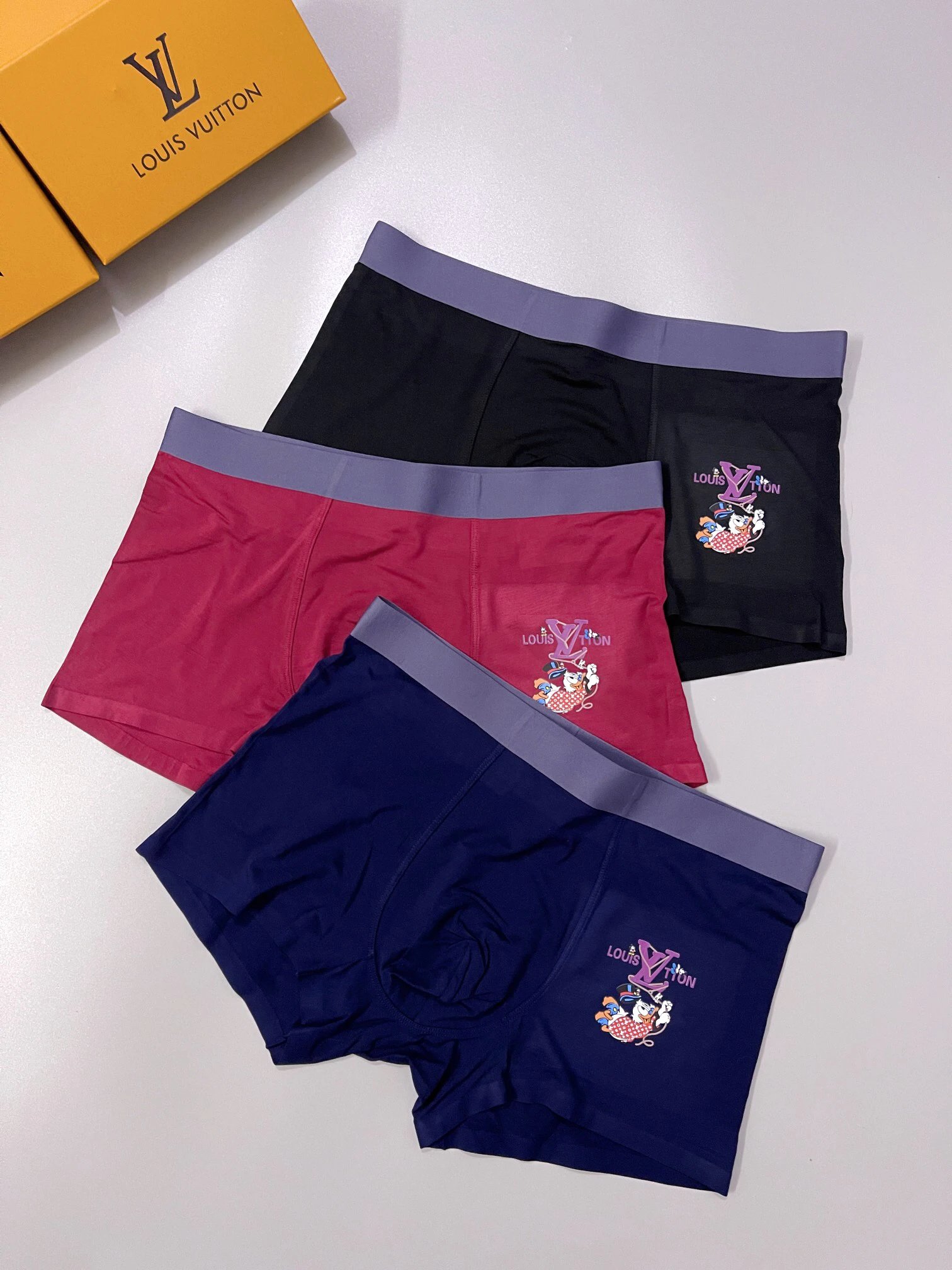 High quality men's underwear in a box of three, color options available 01