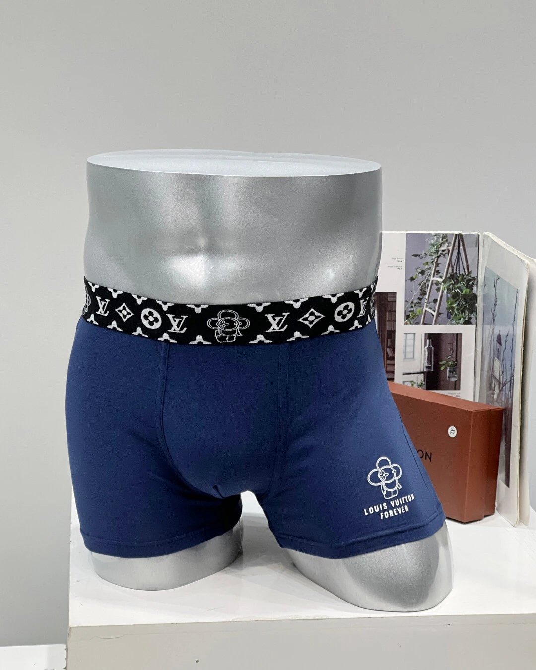 High quality men's underwear in a box of three, color options available 01