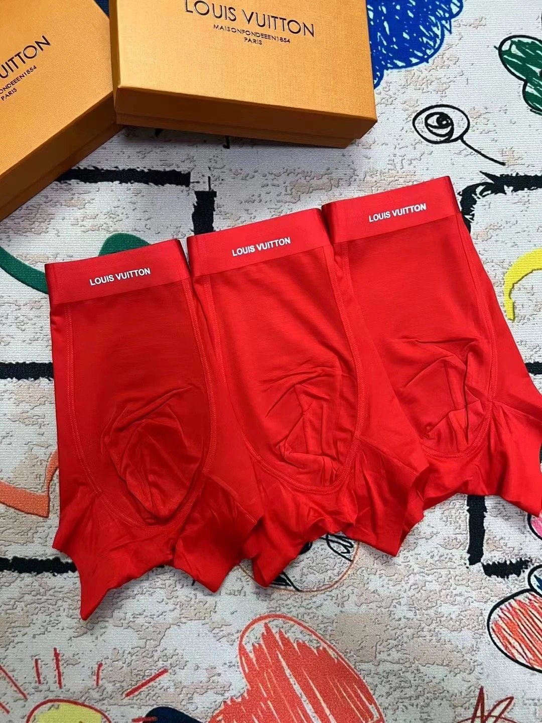 High quality men's underwear in a box of three, color options available 01