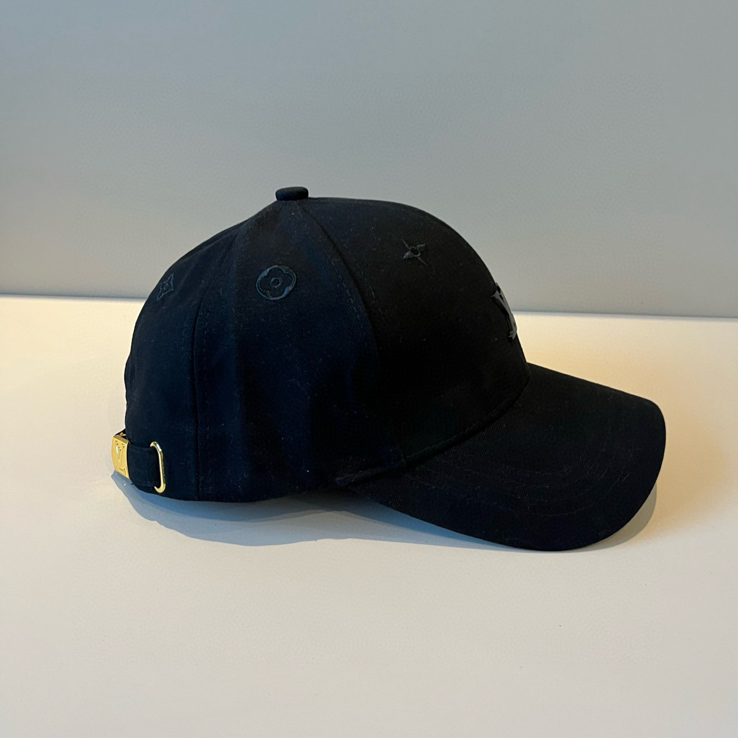 High quality and fashionable baseball cap new 3 pcs add : 18859952090 if you need size guide