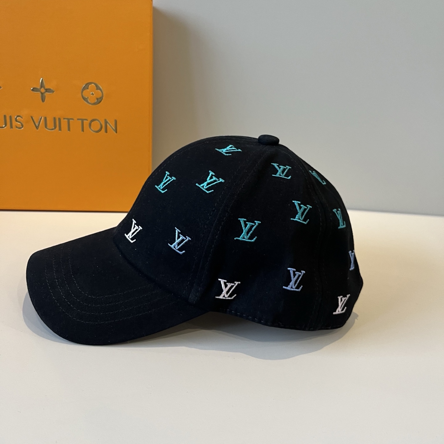 High quality and fashionable baseball cap new 3 pcs add : 18859952090 if you need size guide