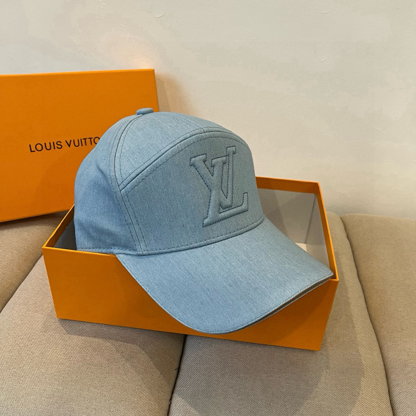 High quality and fashionable baseball cap new 3 pcs add : 18859952090 if you need size guide