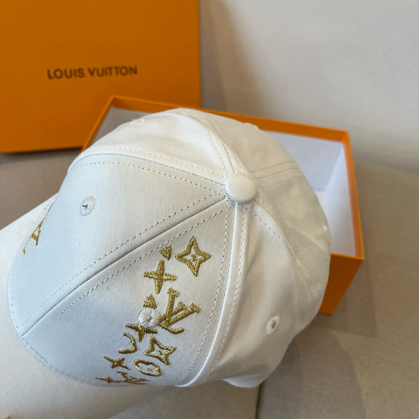 High quality and fashionable baseball cap new 3 pcs add : 18859952090 if you need size guide