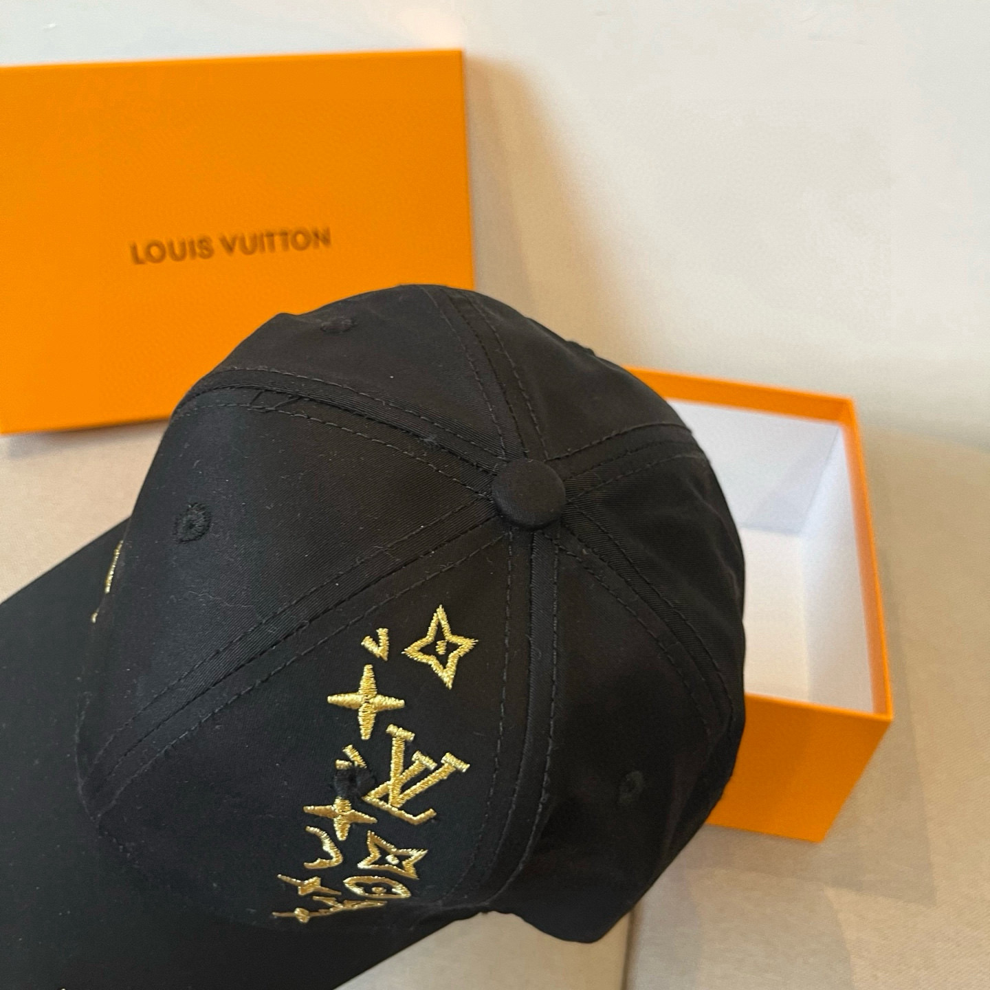 High quality and fashionable baseball cap new 3 pcs add : 18859952090 if you need size guide