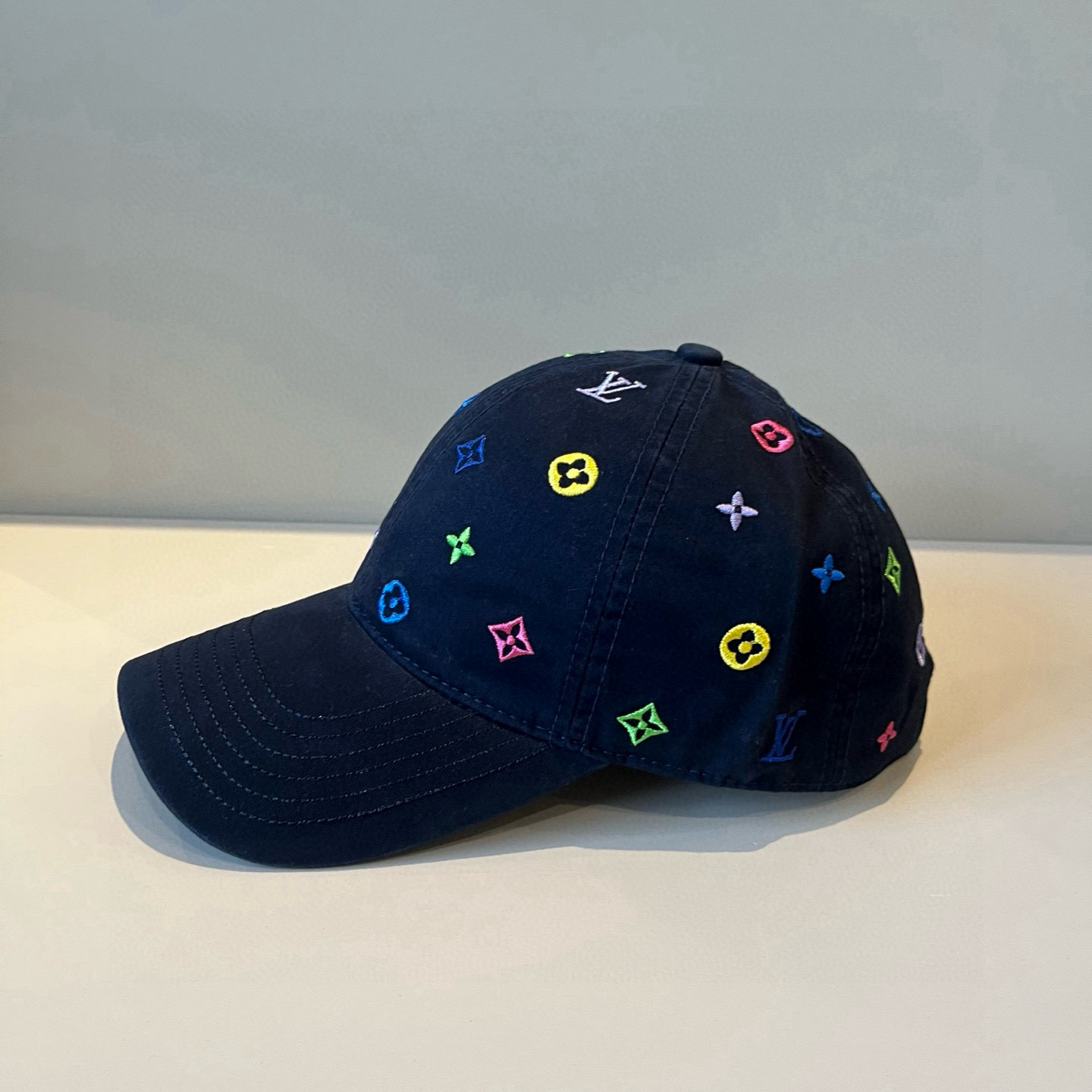 High quality and fashionable baseball cap new 3 pcs add : 18859952090 if you need size guide