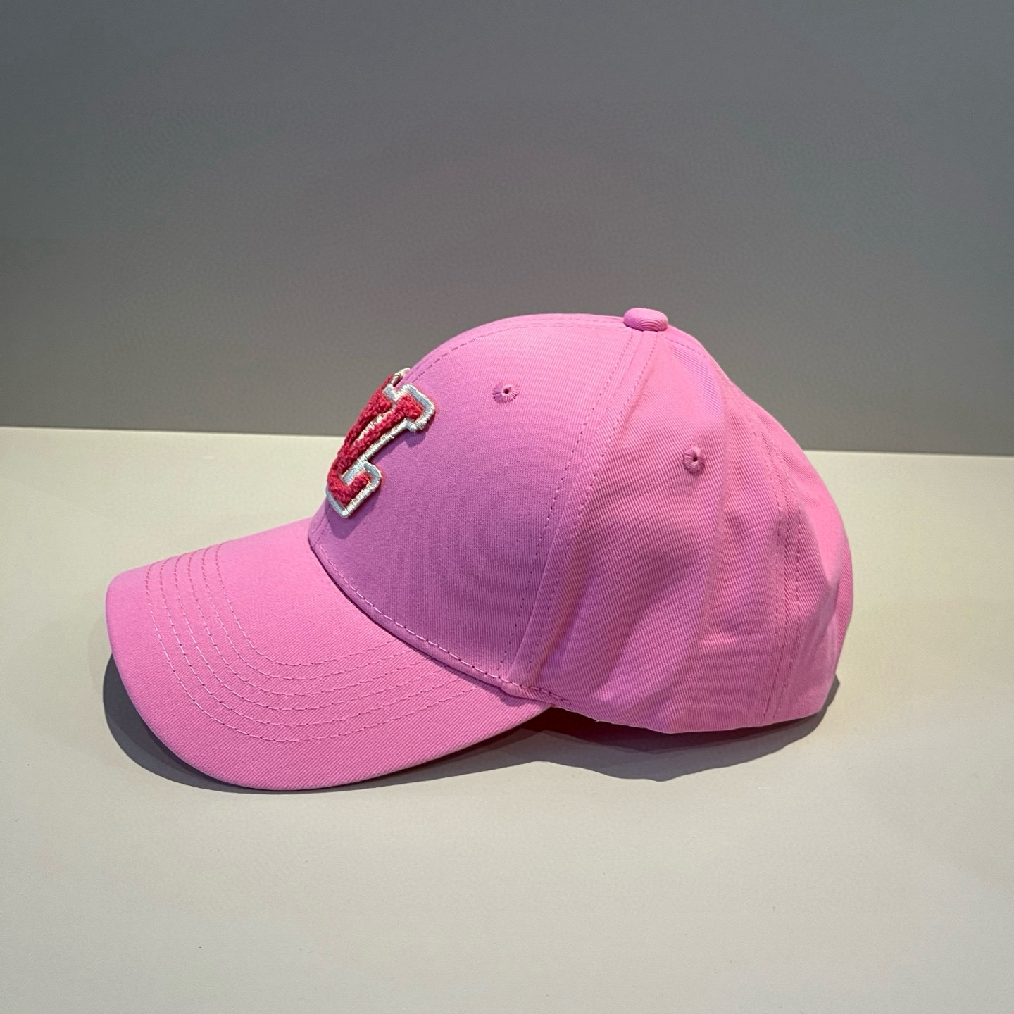 High quality and fashionable baseball cap new 3 pcs add : 18859952090 if you need size guide