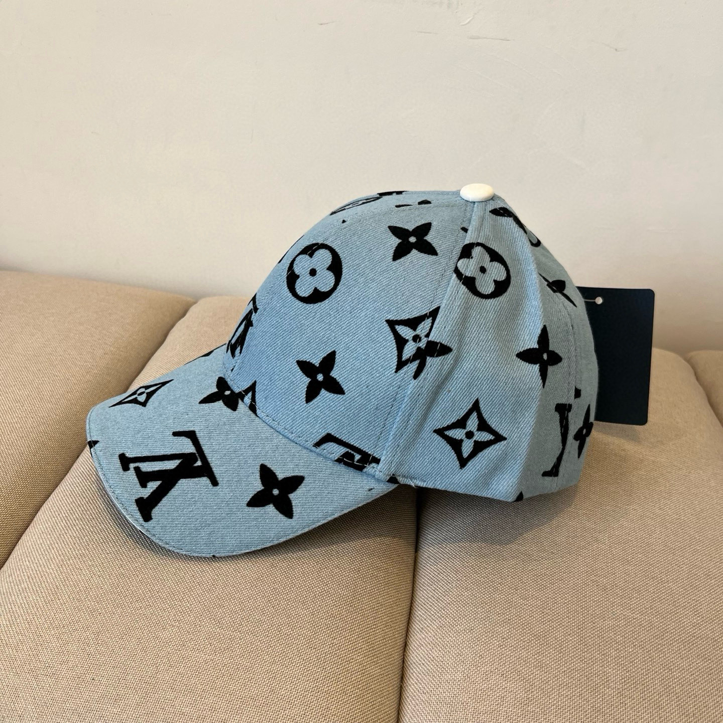 High quality and fashionable baseball cap new 3 pcs add : 18859952090 if you need size guide