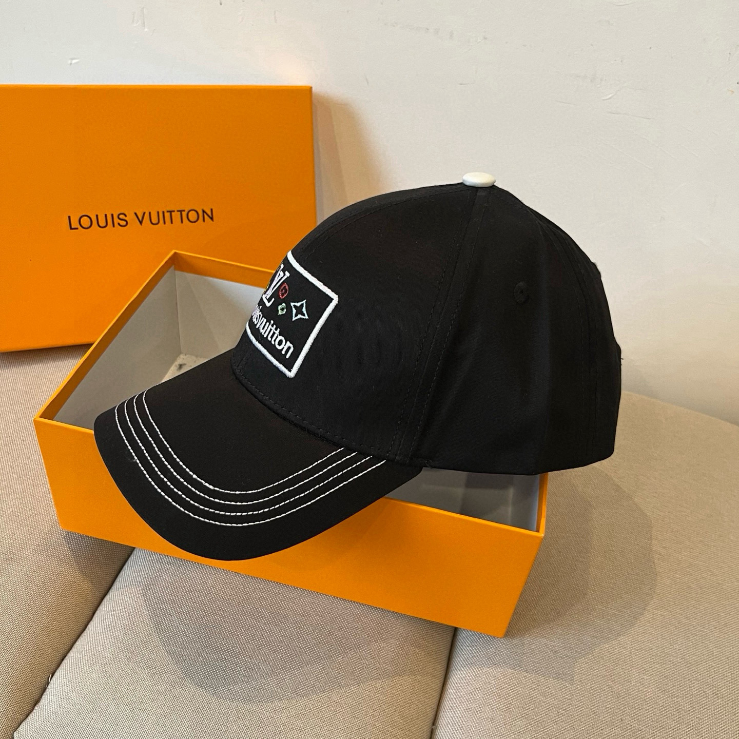 High quality and fashionable baseball cap new 3 pcs add : 18859952090 if you need size guide