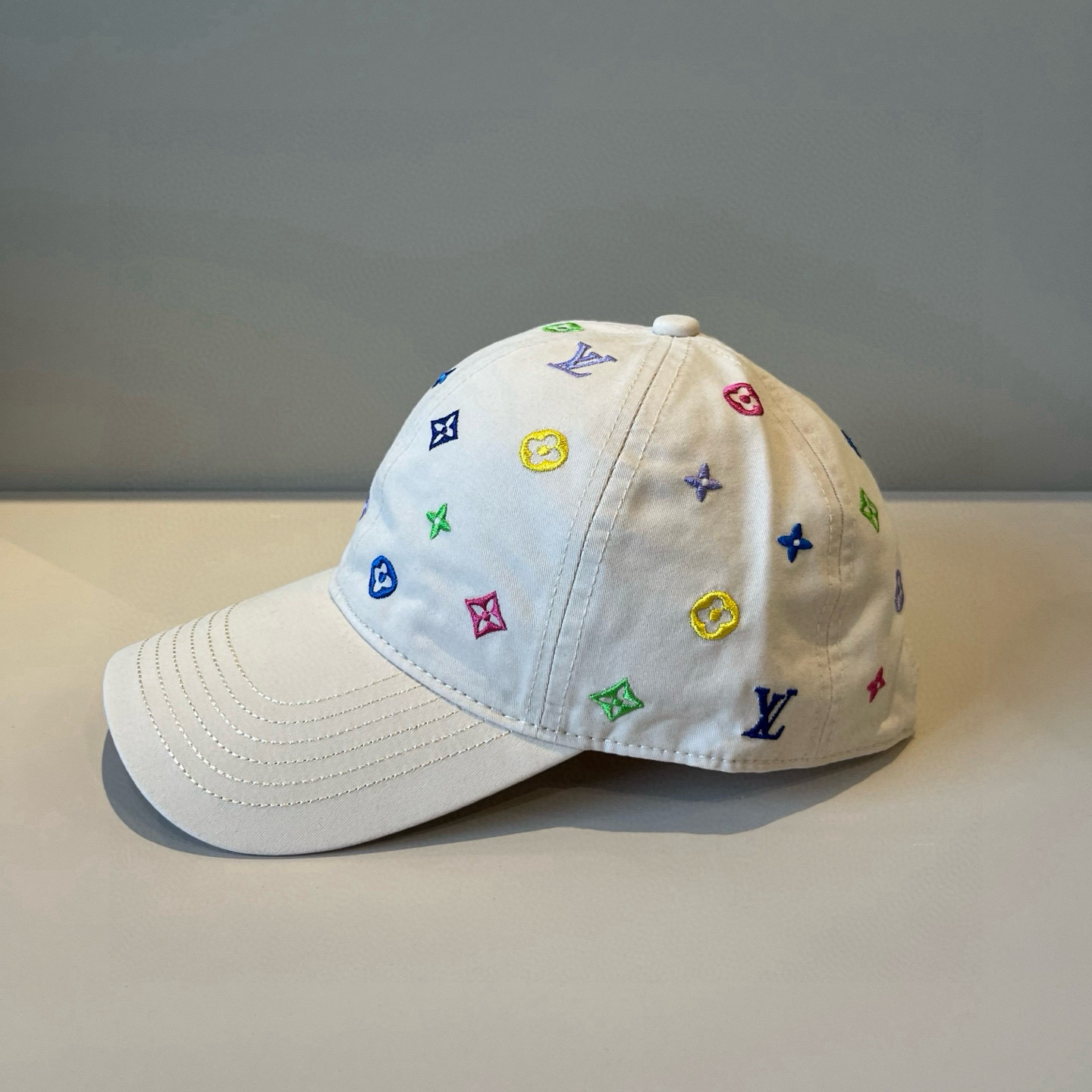 High quality and fashionable baseball cap new 3 pcs add : 18859952090 if you need size guide