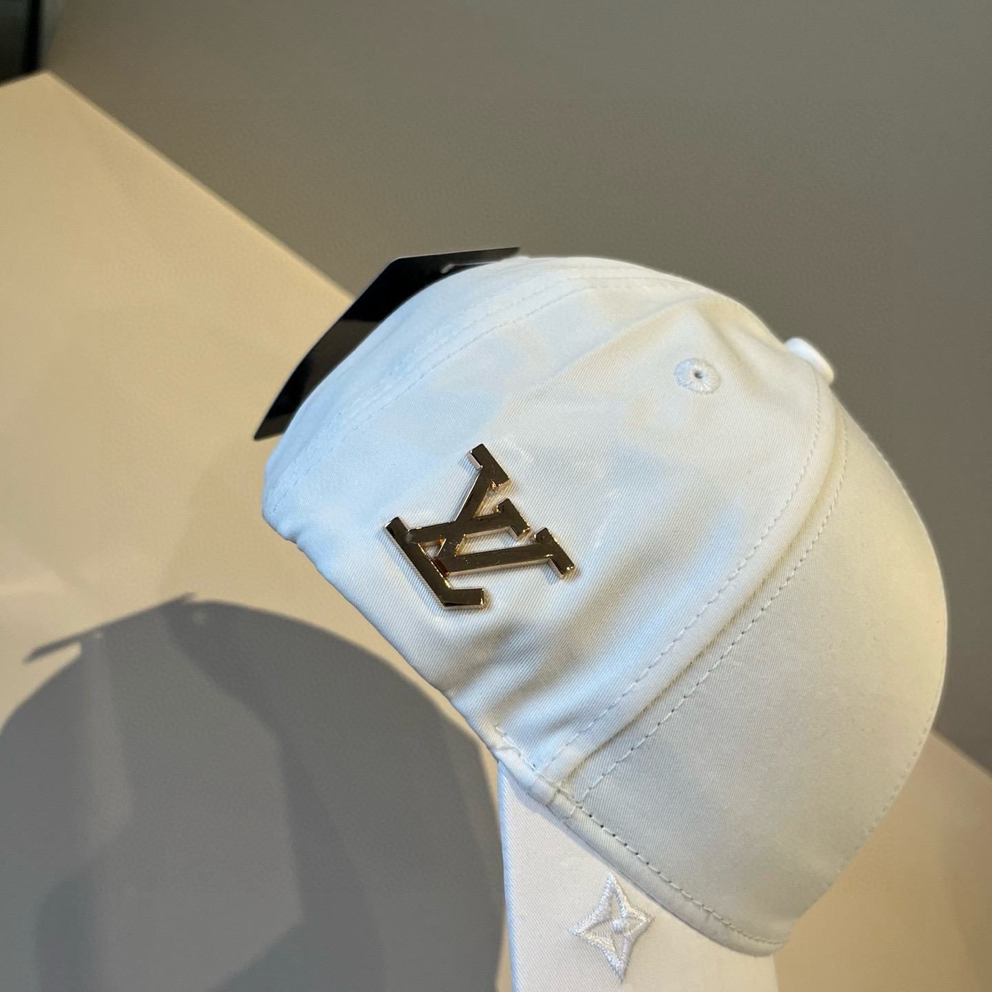 High quality and fashionable baseball cap new 3 pcs add : 18859952090 if you need size guide