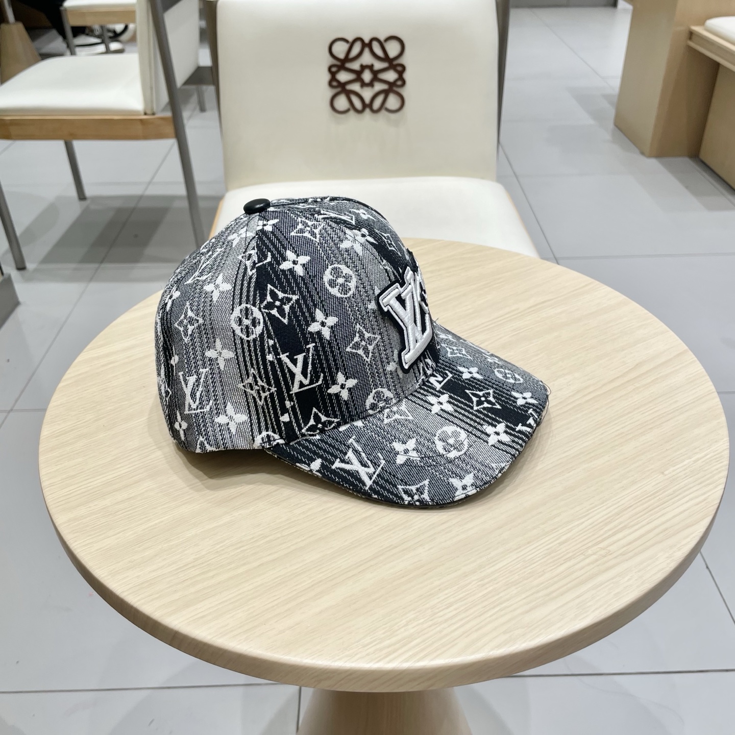 High quality and fashionable baseball cap new 4 pcs add : 18859952090 if you need size guide