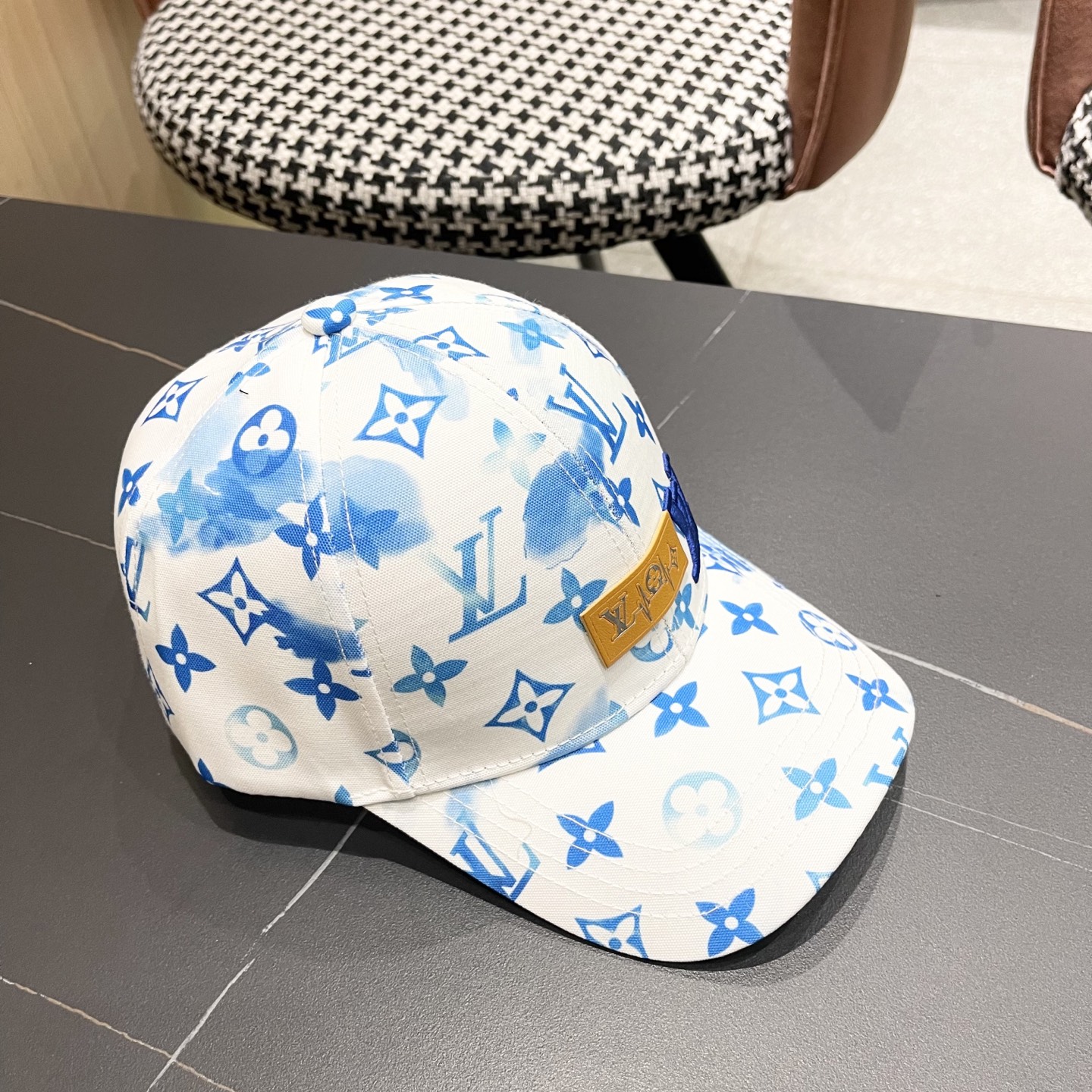 High quality and fashionable baseball cap new 4 pcs add : 18859952090 if you need size guide