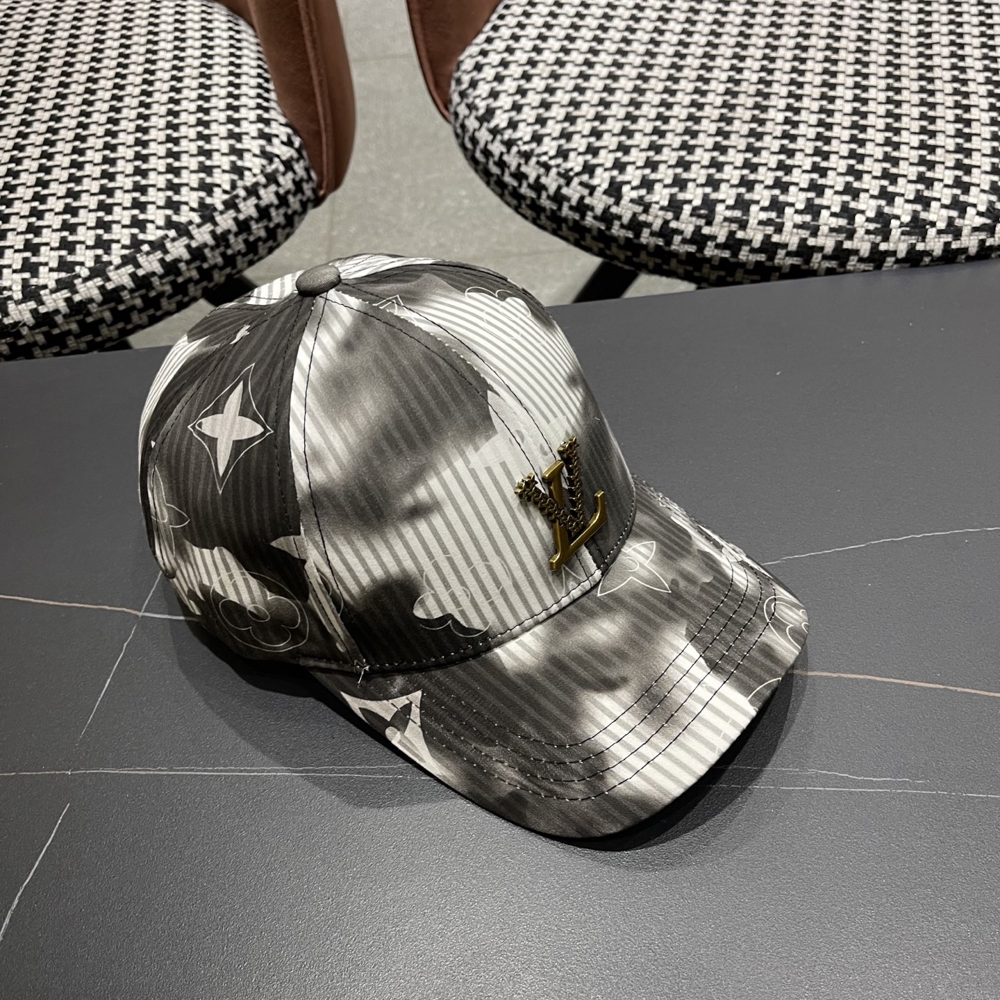 High quality and fashionable baseball cap new 5 pcs add : 18859952090 if you need size guide