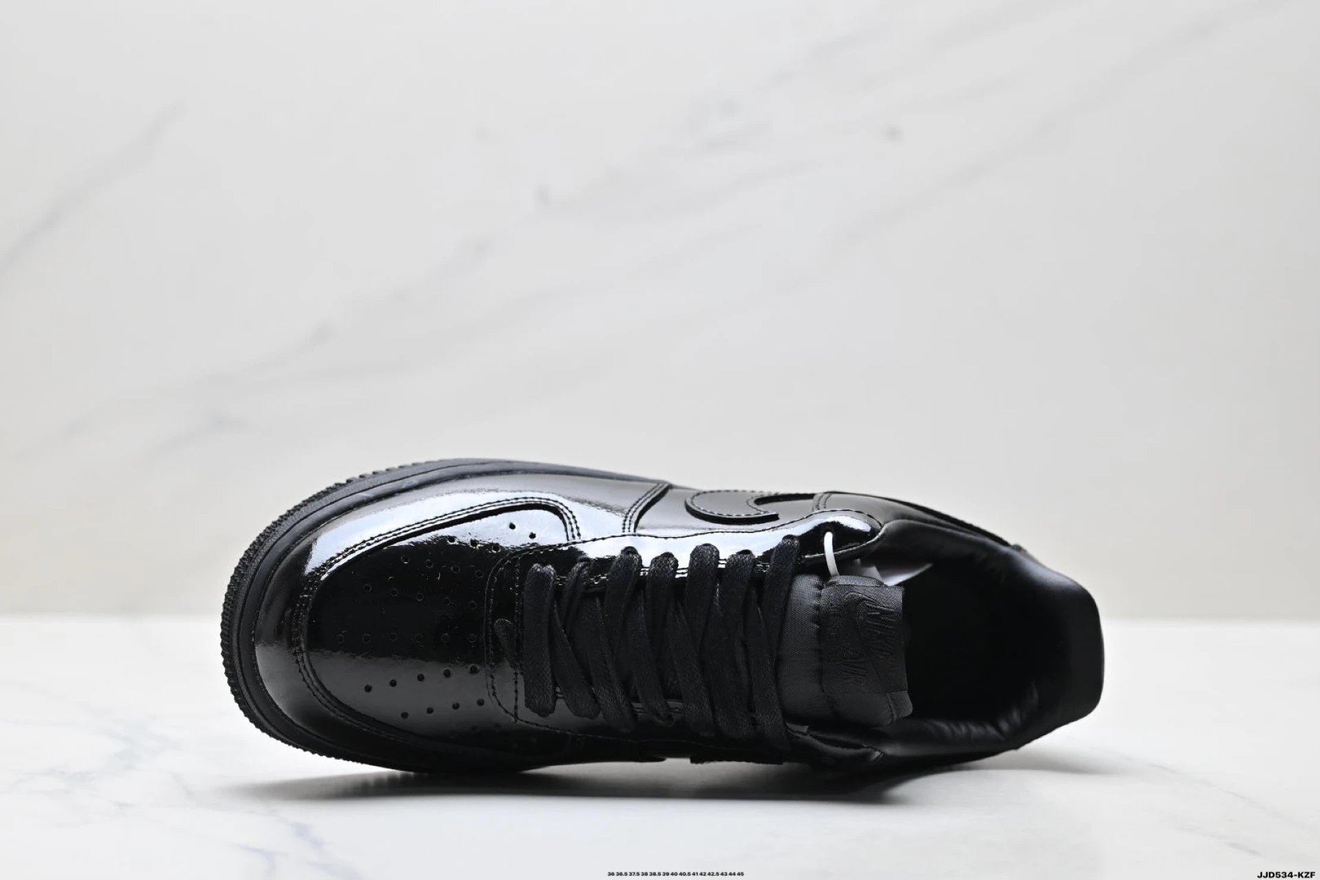 Low cut versatile casual patent leather sports board shoes