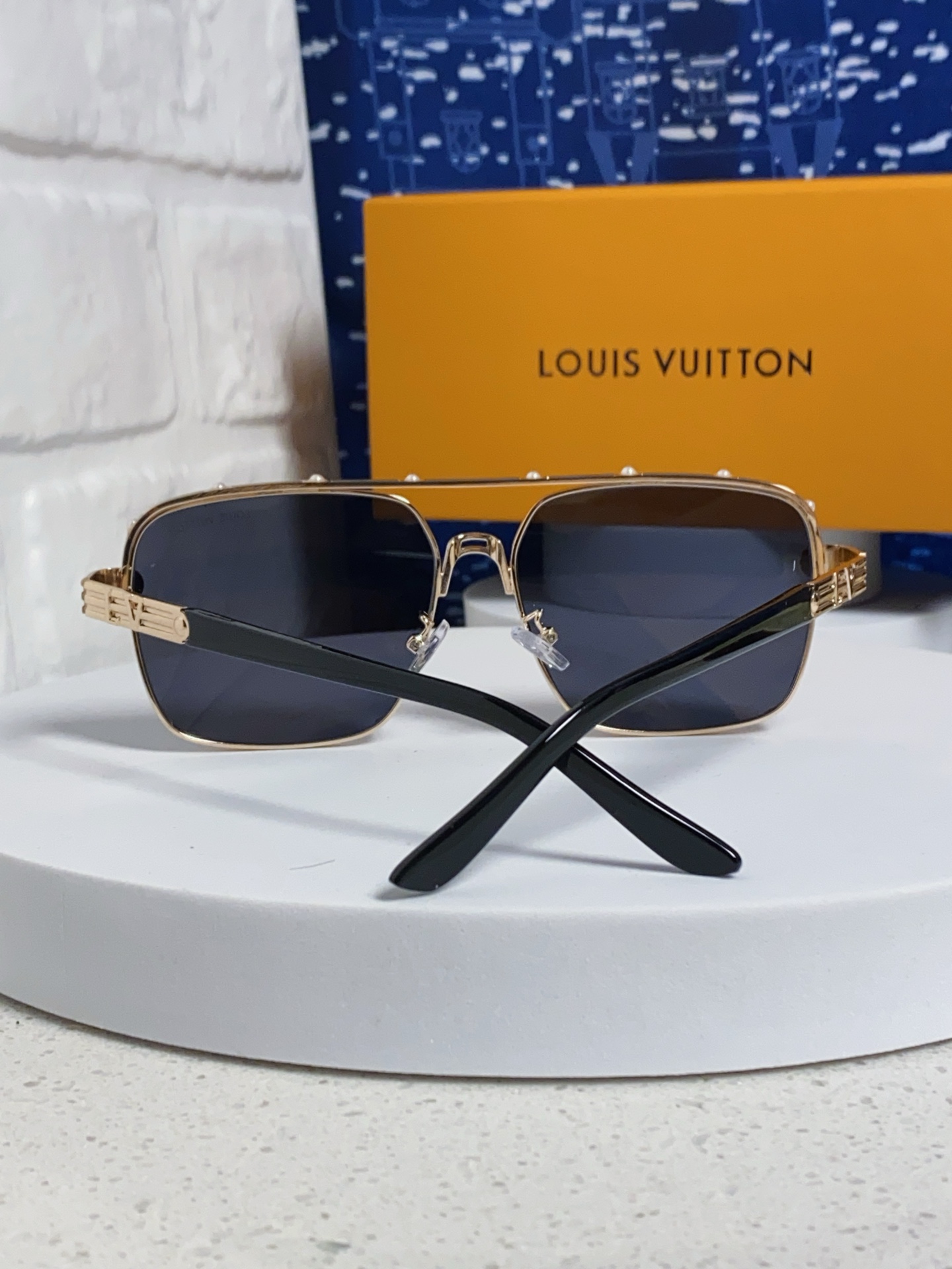 High quality temperament sunscreen sunglasses 3 pcs add : 18030258501 if you need size guide