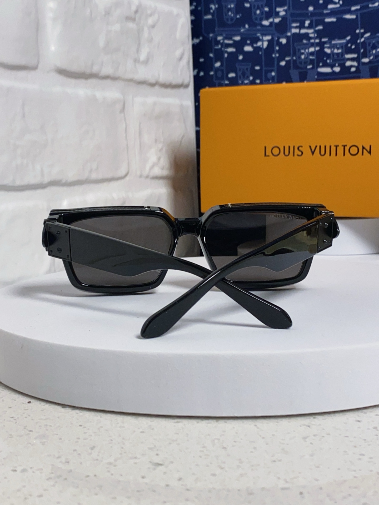 High quality temperament sunscreen sunglasses 3 pcs add : 18030258501 if you need size guide