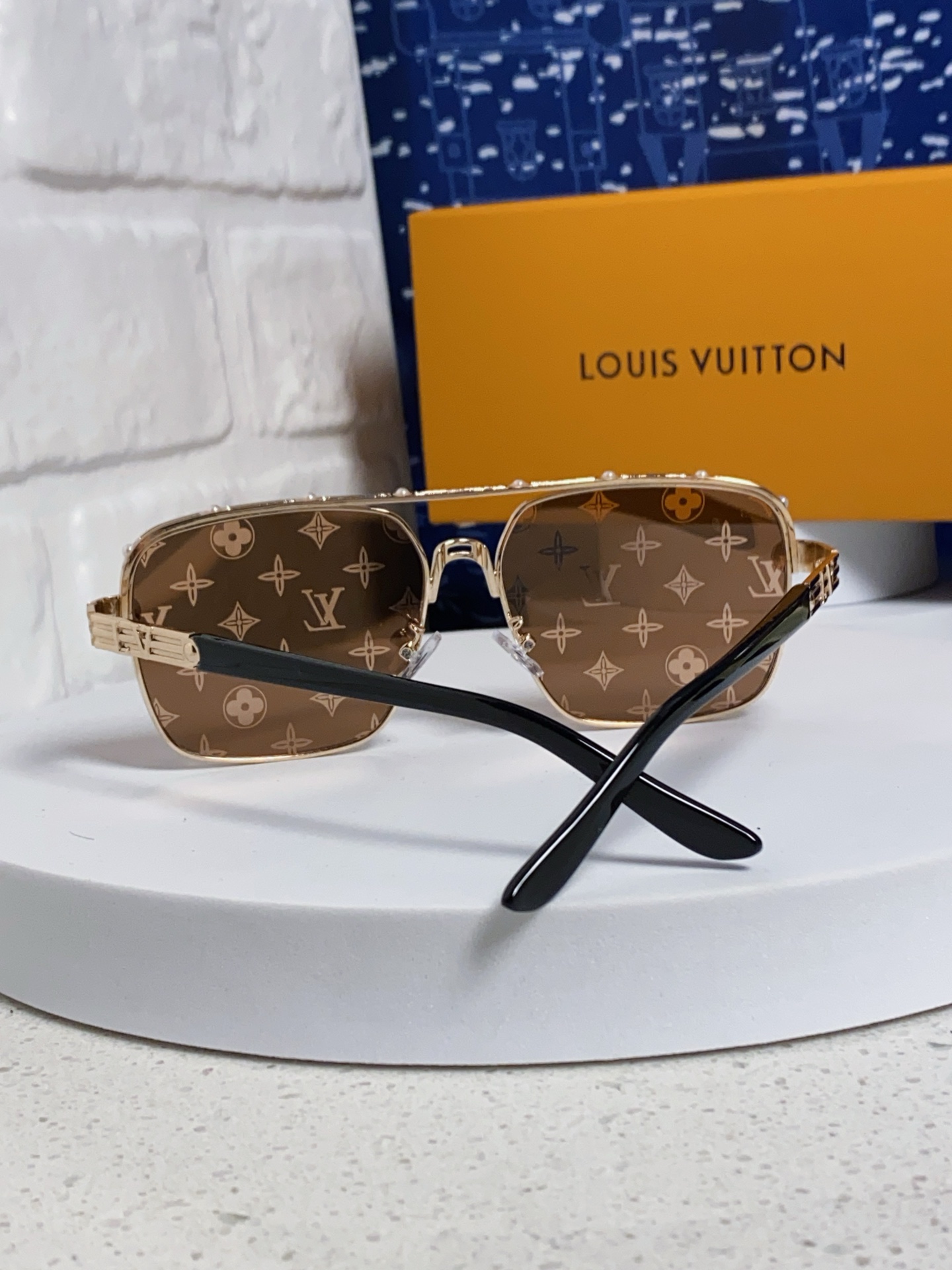 High quality temperament sunscreen sunglasses 3 pcs add : 18030258501 if you need size guide
