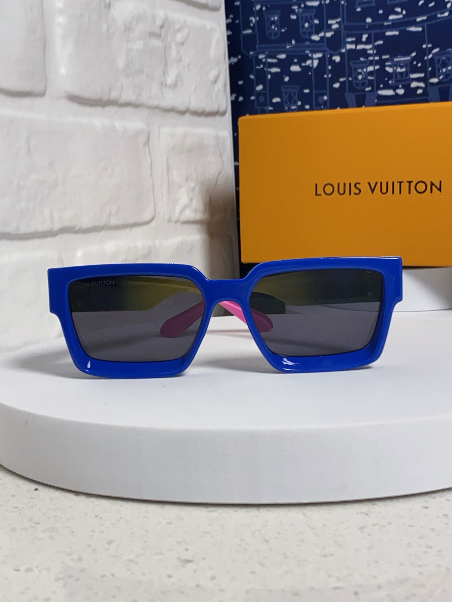 High quality temperament sunscreen sunglasses 3 pcs add : 18030258501 if you need size guide