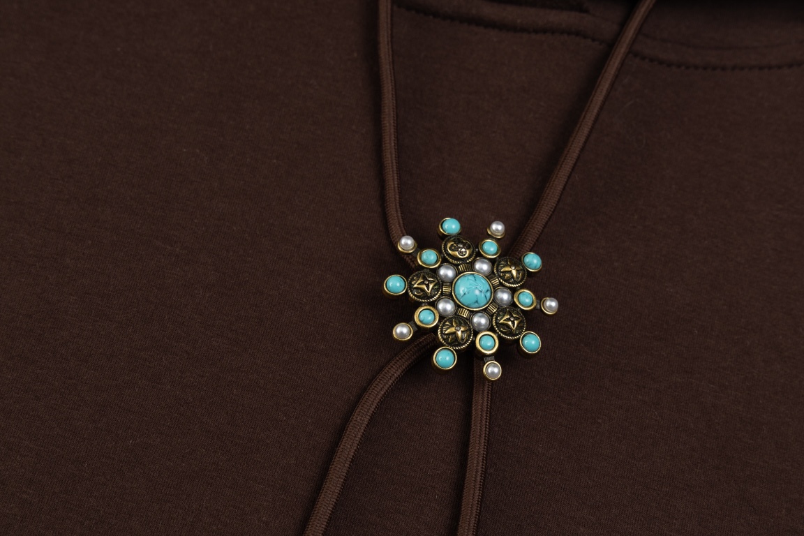 High quality fashion embroidered graffiti hoodie 1 pls add : 18859952090 if you need size guide