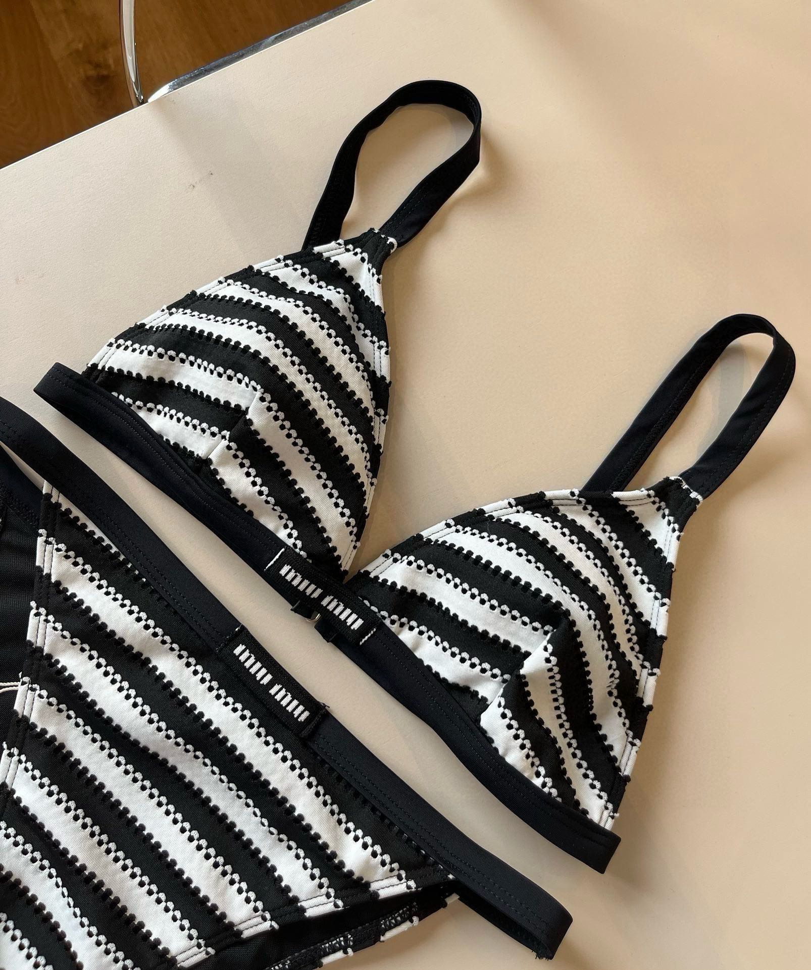 High quality bikini set 2pls add : 18030258501 if you need size guide