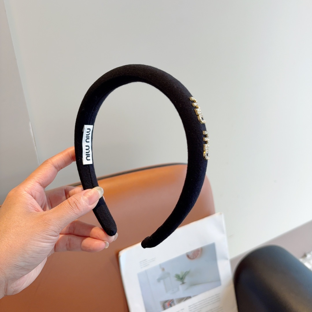 High quality patent leather hair bands, please add : 18030258501 if you need size guide