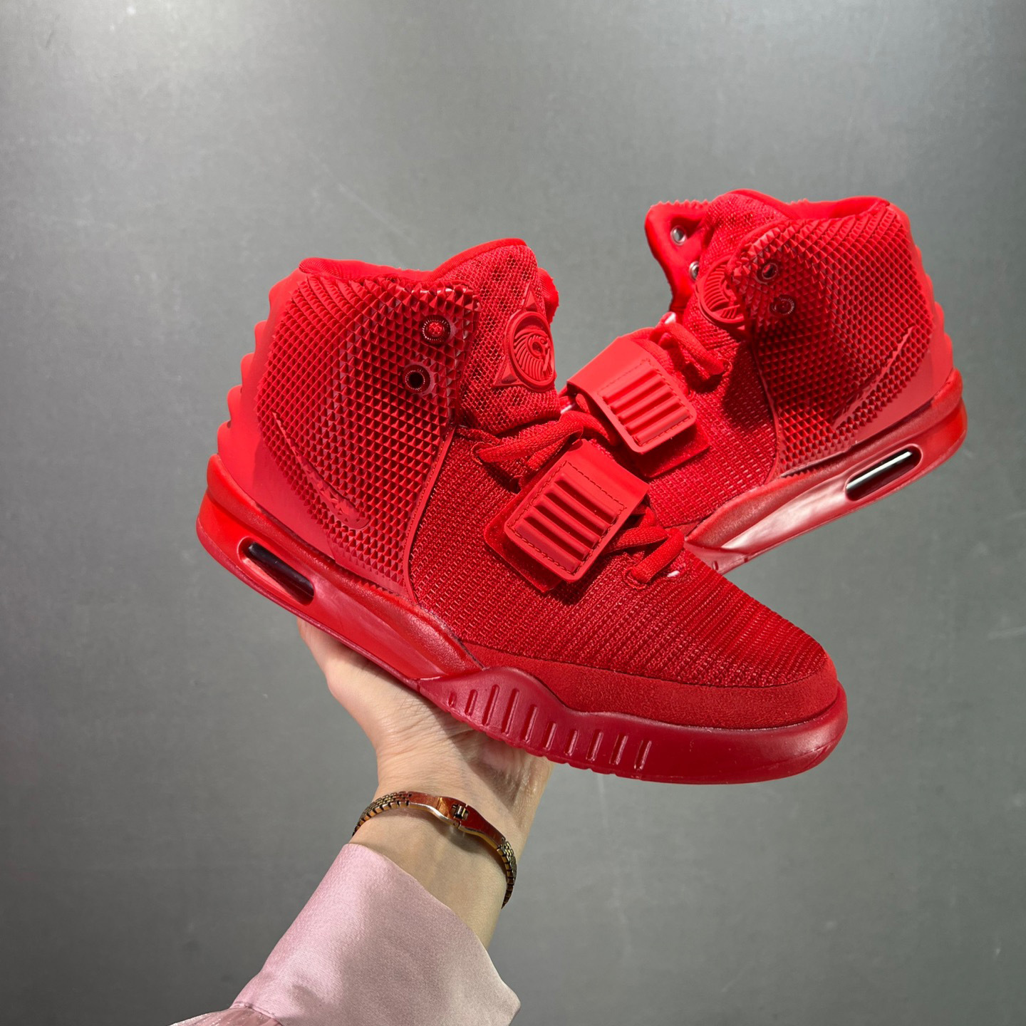 High quality and high top basketball shoes, please add : 18030258501 if you need size guidance