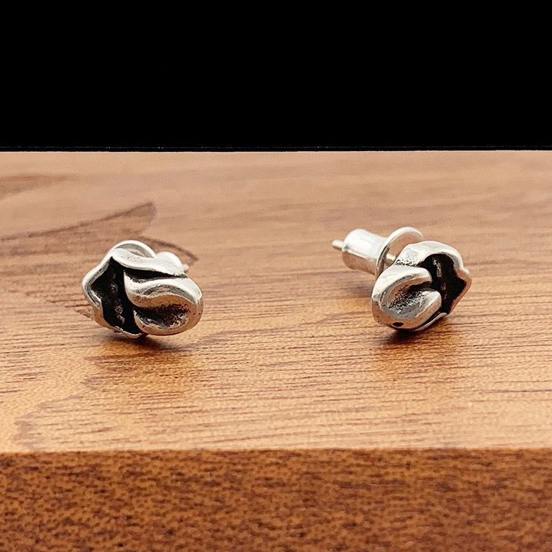 High quality classic retro personalized tongue shaped high-end earrings