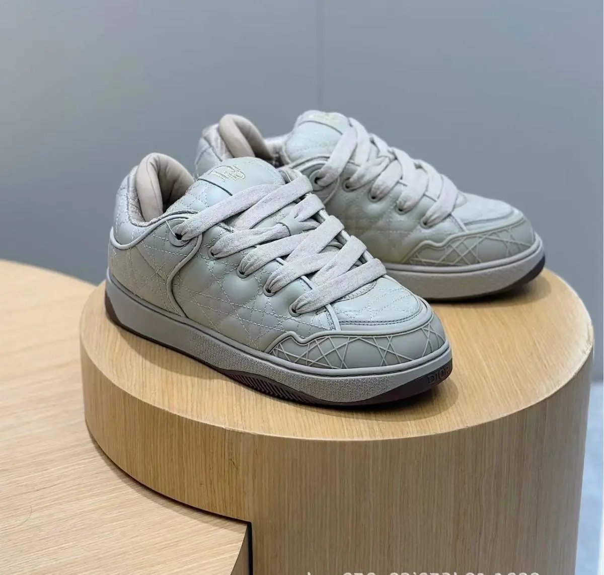 High quality bread shoes 2 pcs add : 18030258501 if you need size guide
