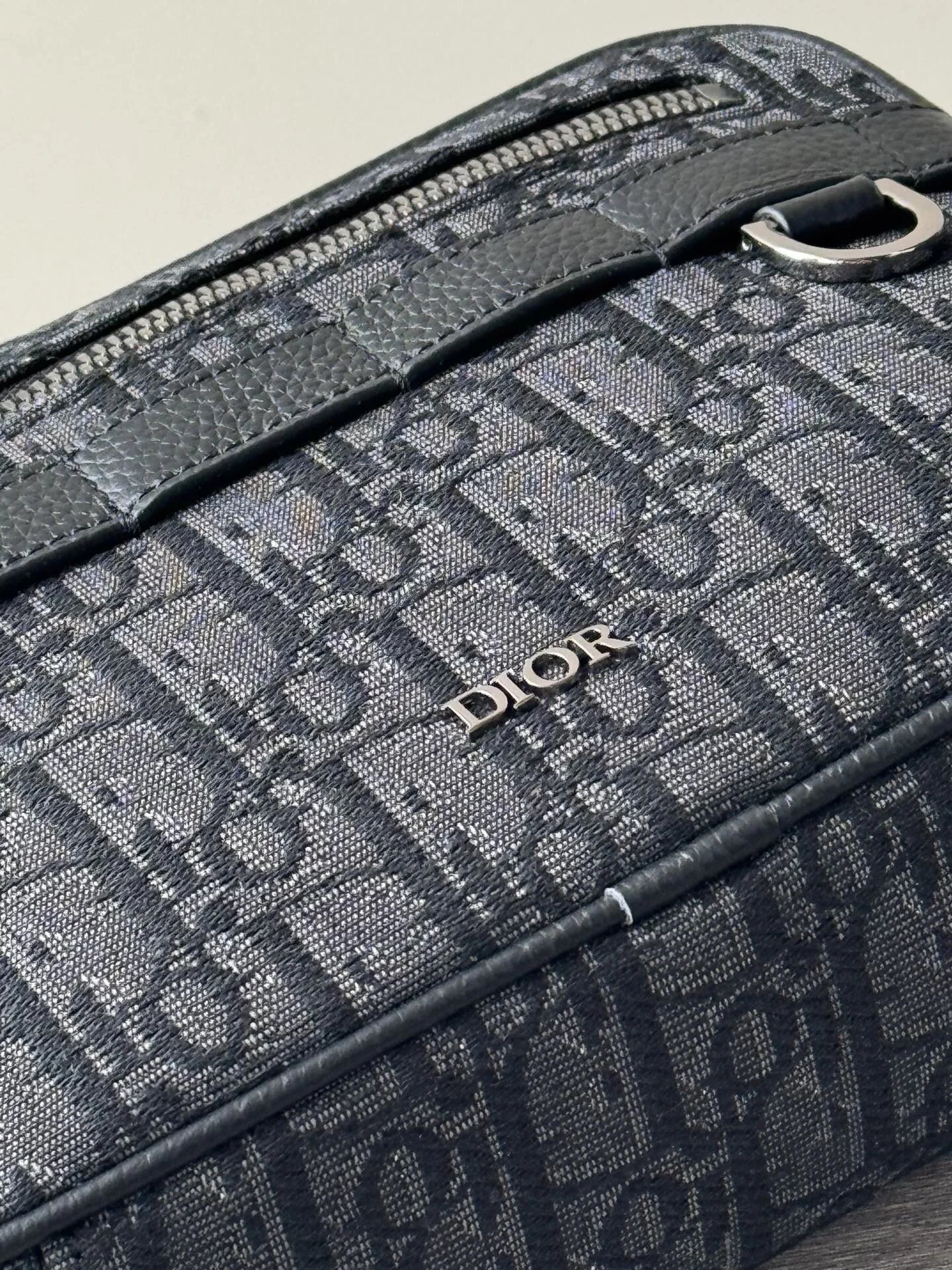 The highest version of the classic messenger bag comes with shoulder straps and is a cost-effective version