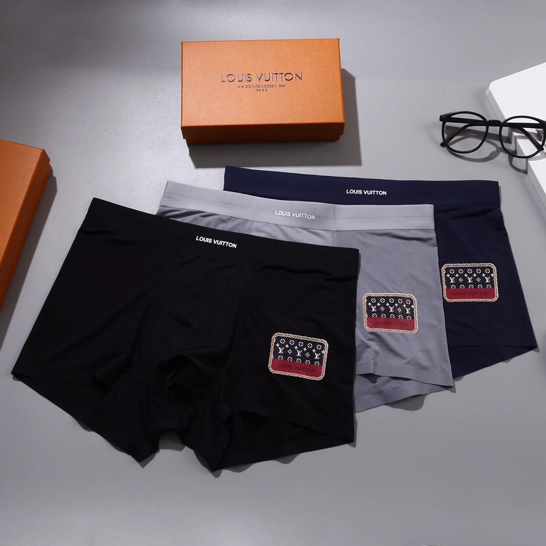 High quality men's underwear in a box of three, color options available 01