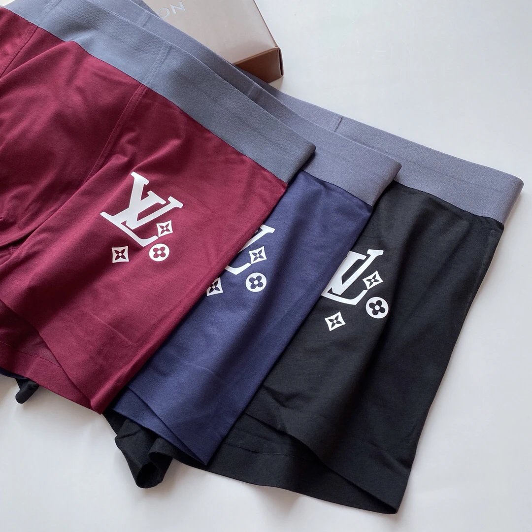 High quality men's underwear in a box of three, color options available 01