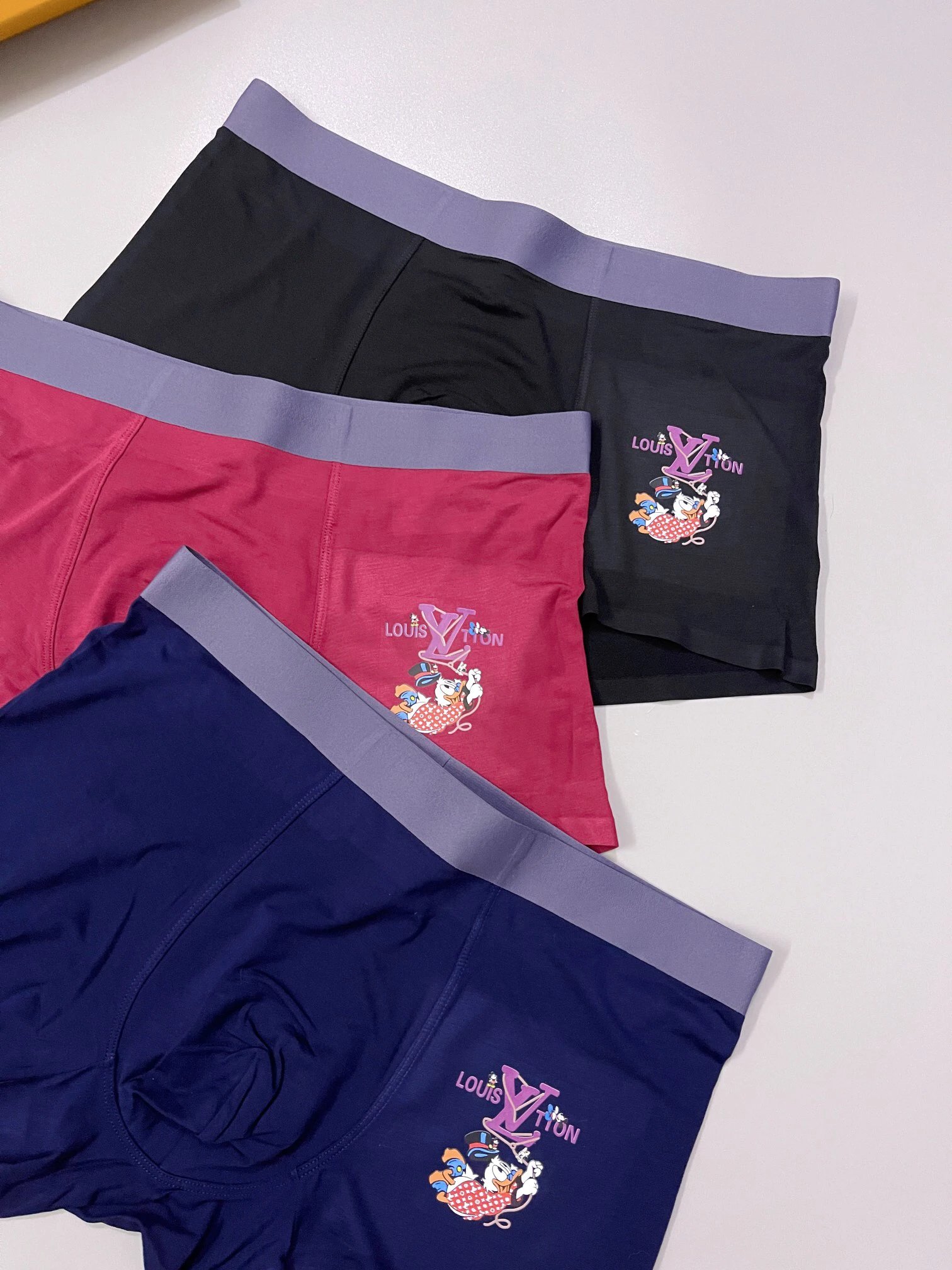 High quality men's underwear in a box of three, color options available 01