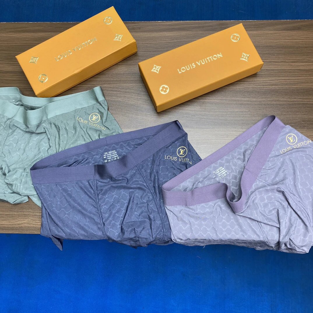 High quality men's underwear in a box of three, color options available 01
