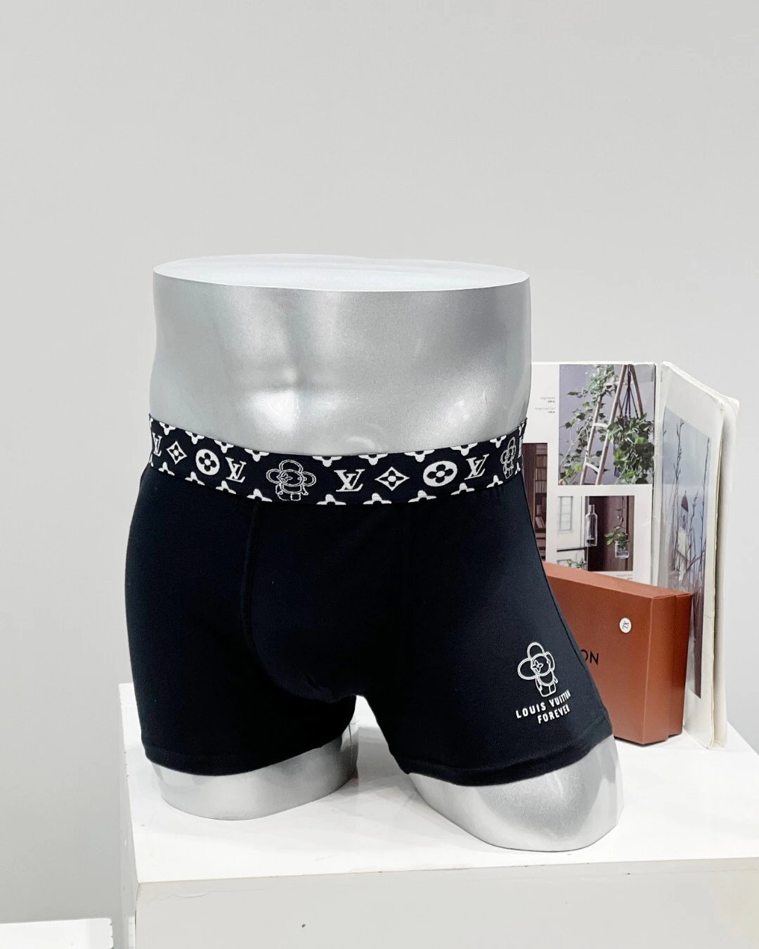High quality men's underwear in a box of three, color options available 01