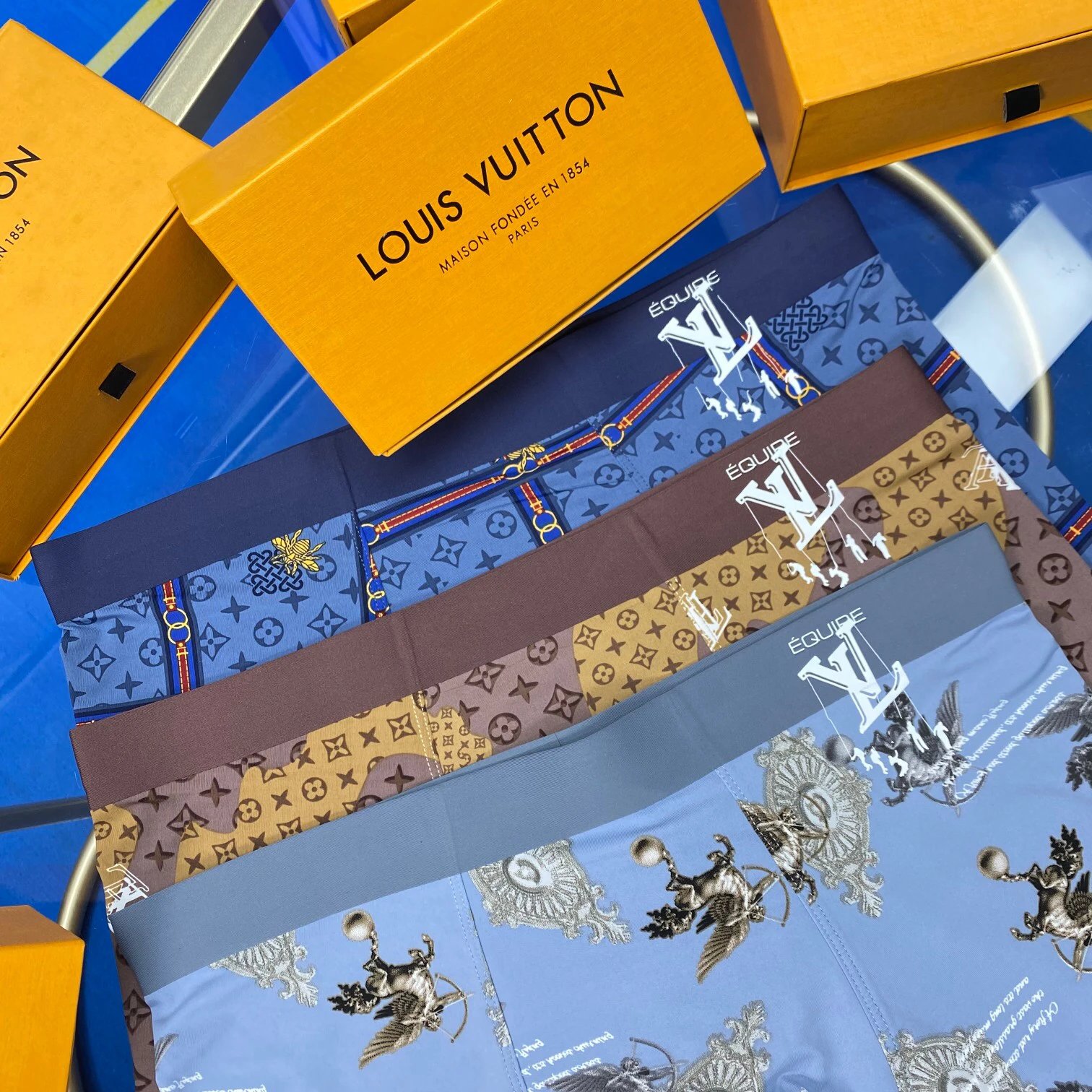High quality men's underwear in a box of three, color options available 01
