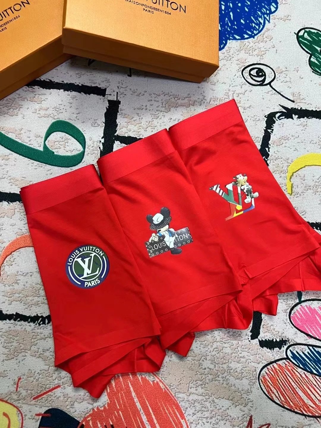 High quality men's underwear in a box of three, color options available 01