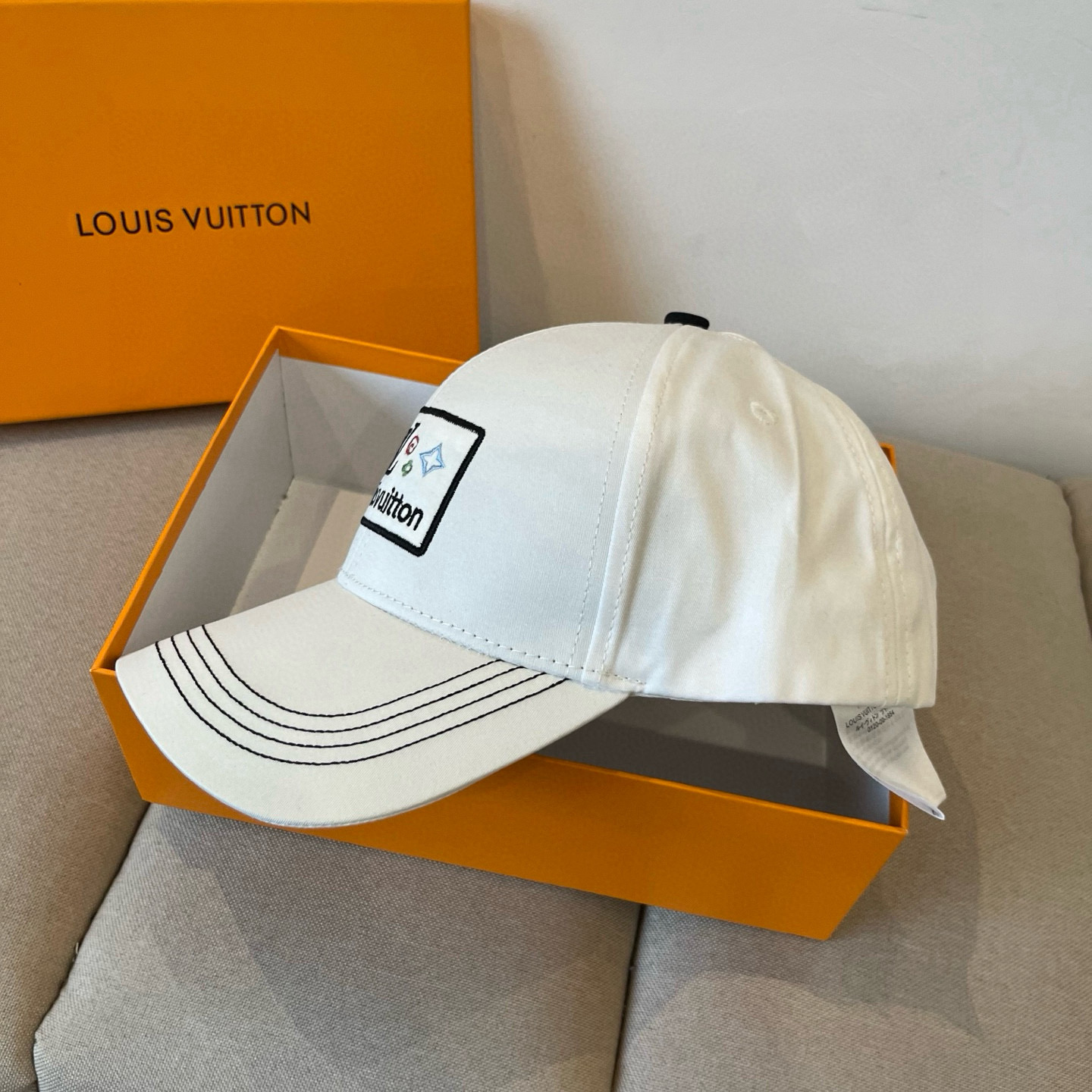 High quality and fashionable baseball cap new 3 pcs add : 18859952090 if you need size guide