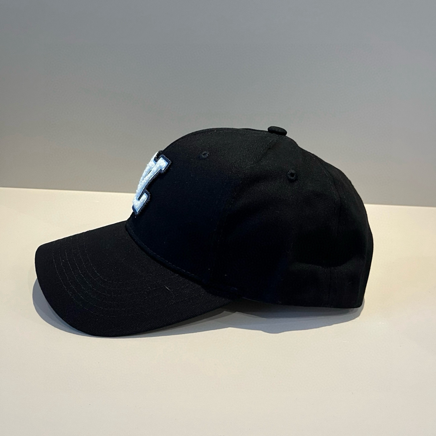 High quality and fashionable baseball cap new 3 pcs add : 18859952090 if you need size guide