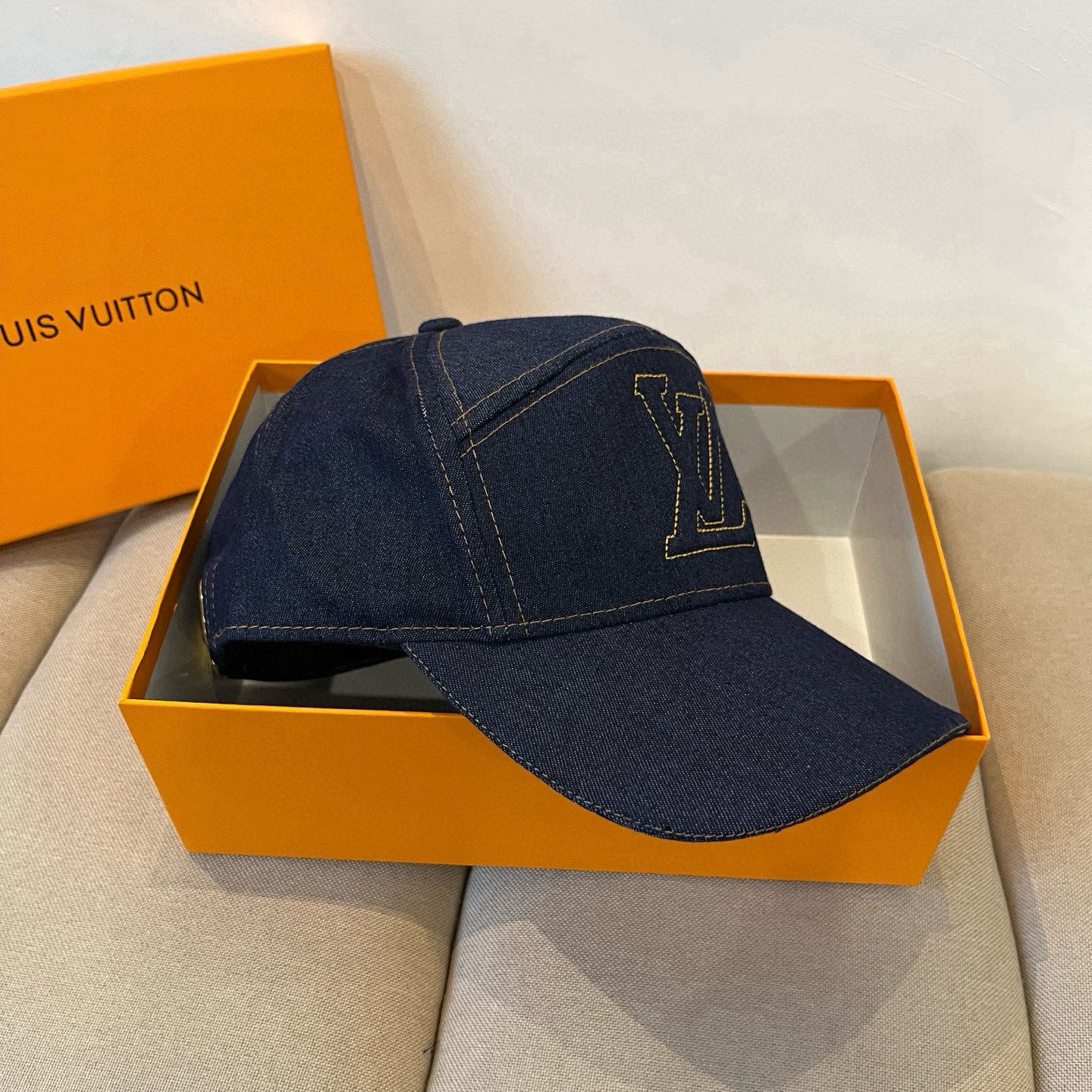 High quality and fashionable baseball cap new 3 pcs add : 18859952090 if you need size guide