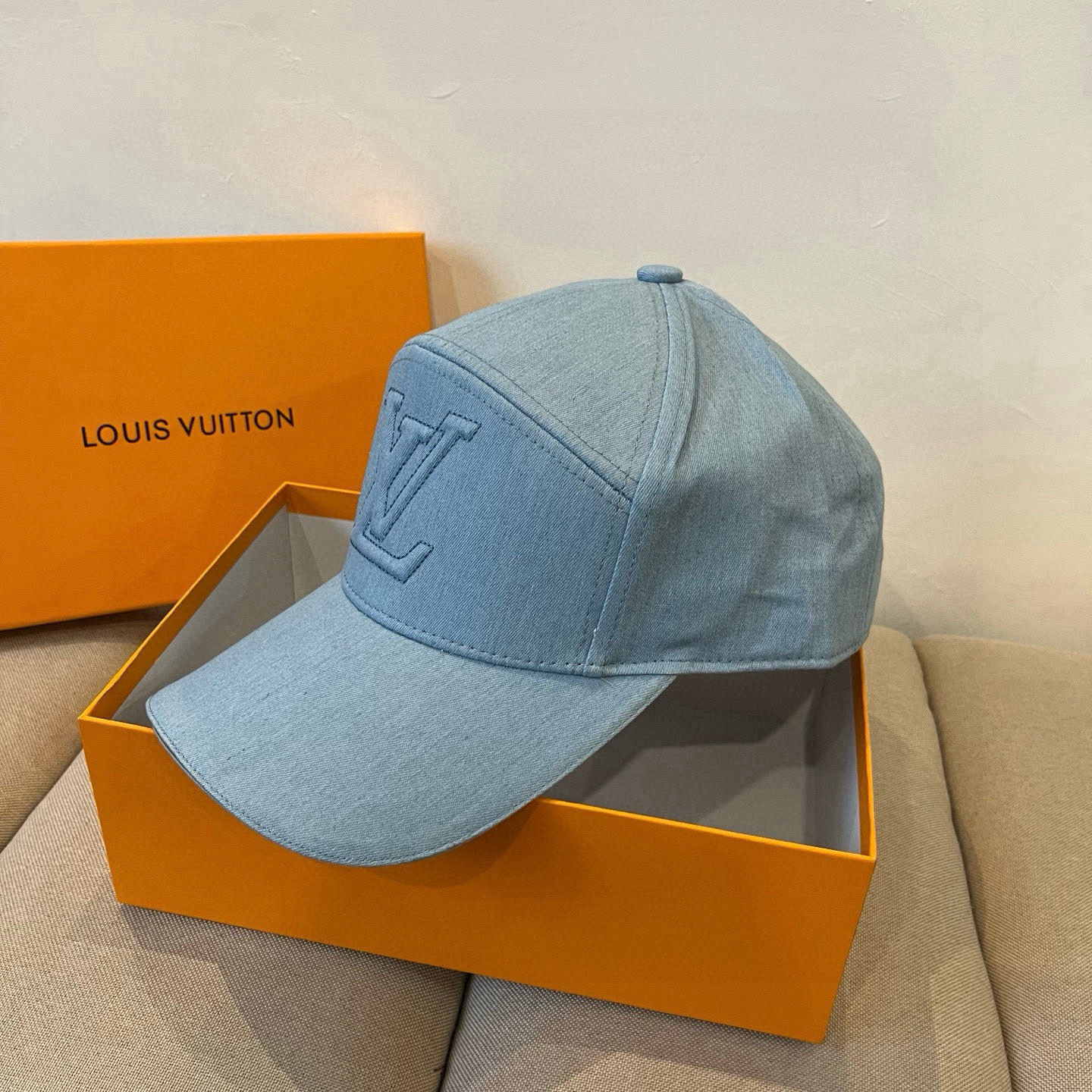 High quality and fashionable baseball cap new 3 pcs add : 18859952090 if you need size guide